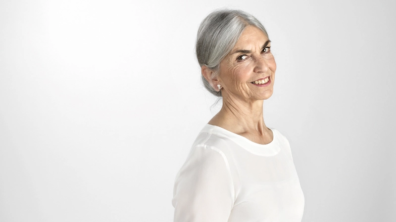 Seniorin weiss Blick vorne