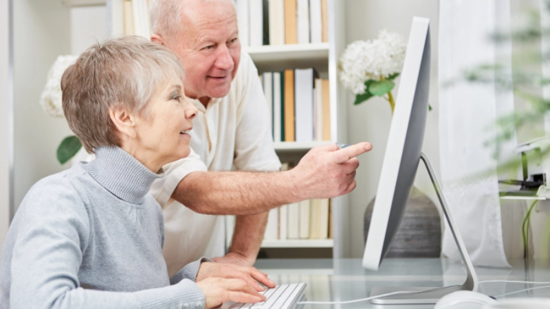 Technikaffine Penionierte unterstützen andere SeniorInnen beim Umgang