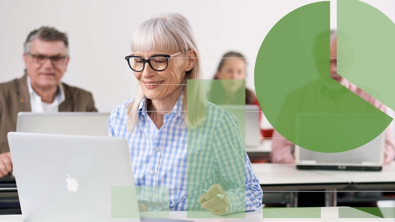 Seniorin am Laptop mit Diagrammen als Grafik darüber gelegt