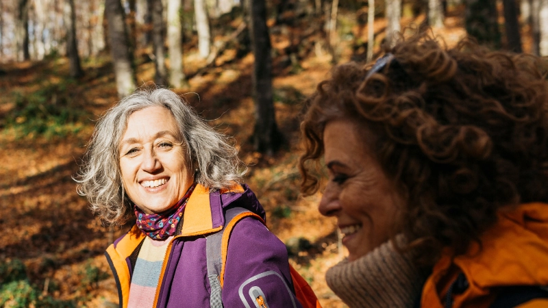 Mutter und Tochter beim Spaziergang im Wald