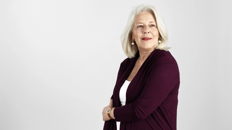 Seniorin Strickjacke seitlich