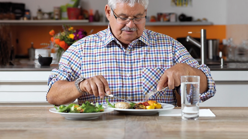 Senior beim Mittagessen geliefert von CasaGusto