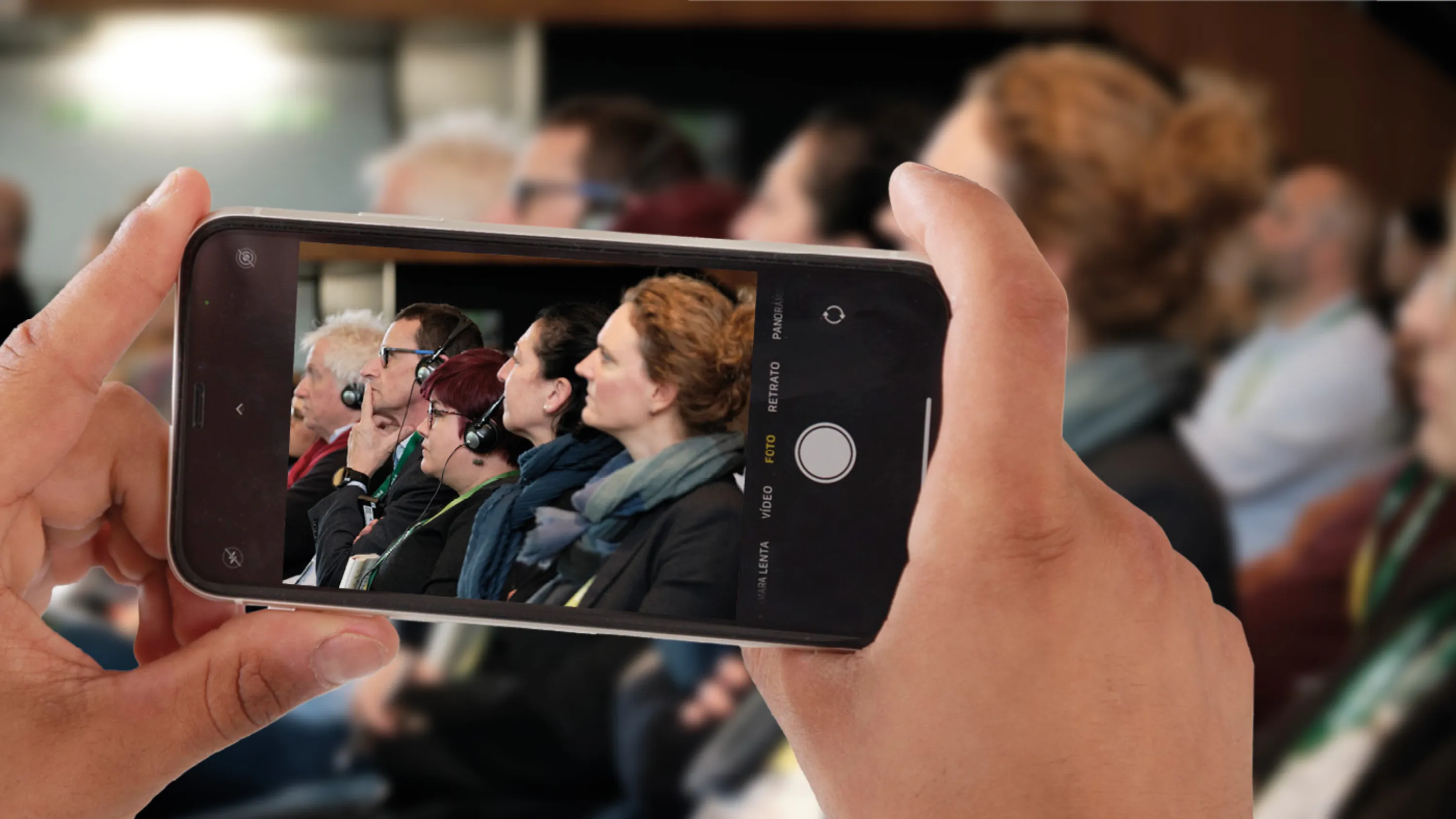 Une dame âgée à l’œuvre lors d’une croisière dédiée au tricot organisée par Zeitlupe en octobre 2021