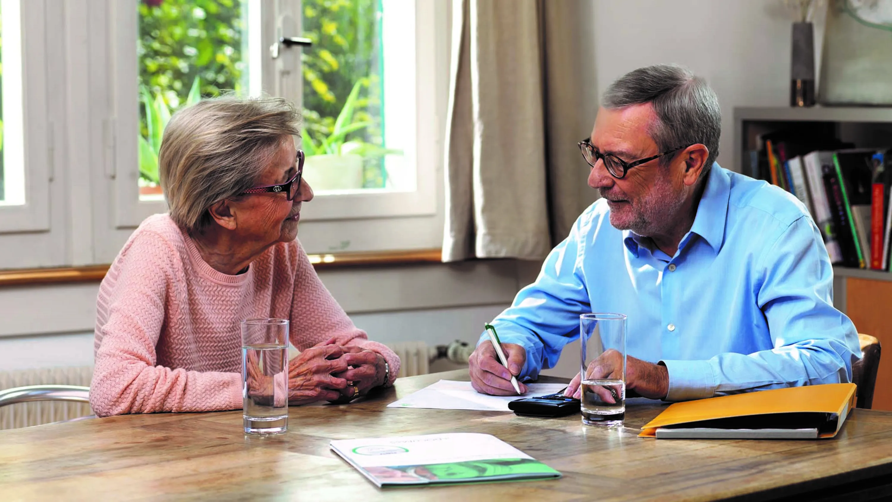 Zwei ältere Menschen beim erledigen ihrer Zahlungen