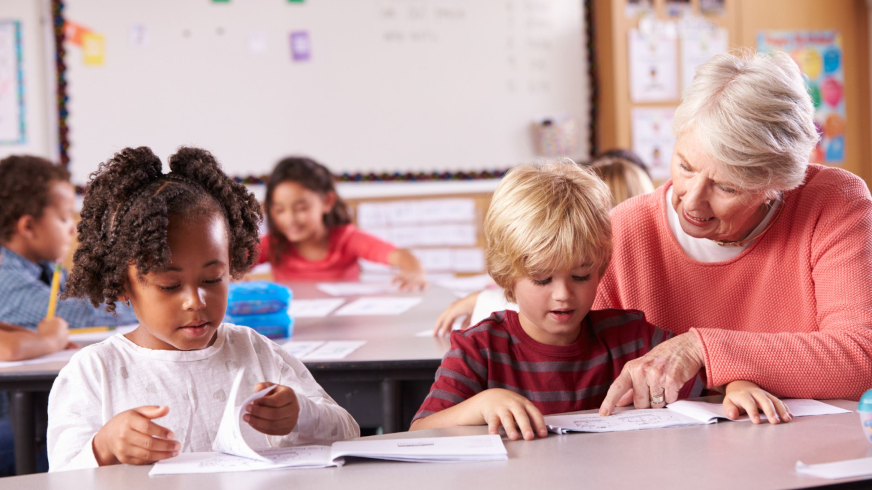 Seniorin hilft in der Primarschule