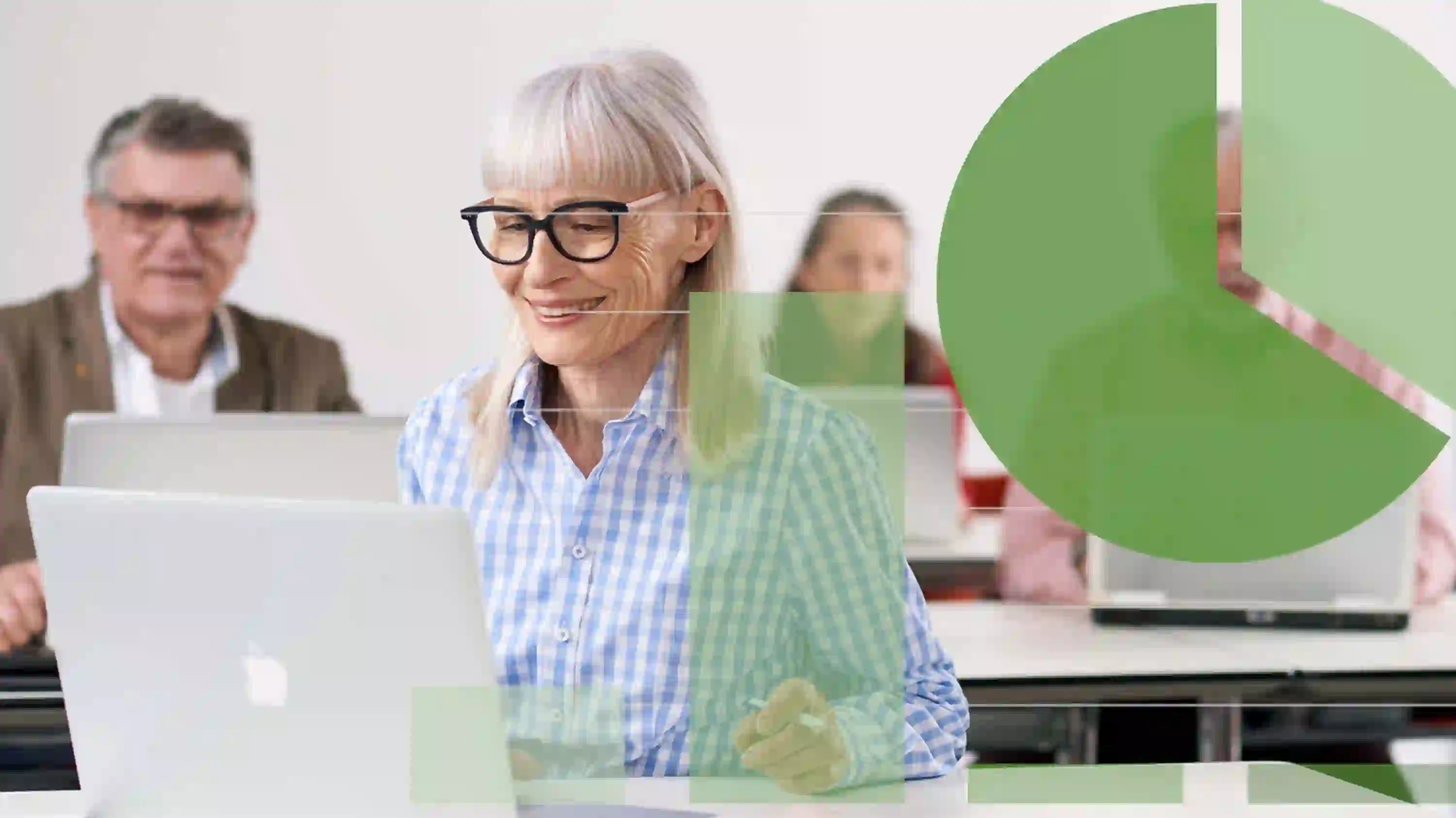 Seniorin am Laptop mit grünem Kuchendiagramm