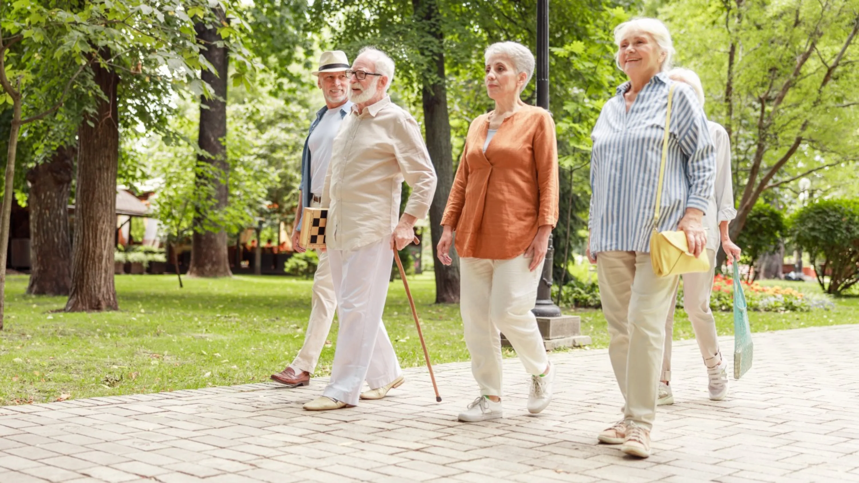 SeniorInnen im Grünen unterwegs als Gruppe