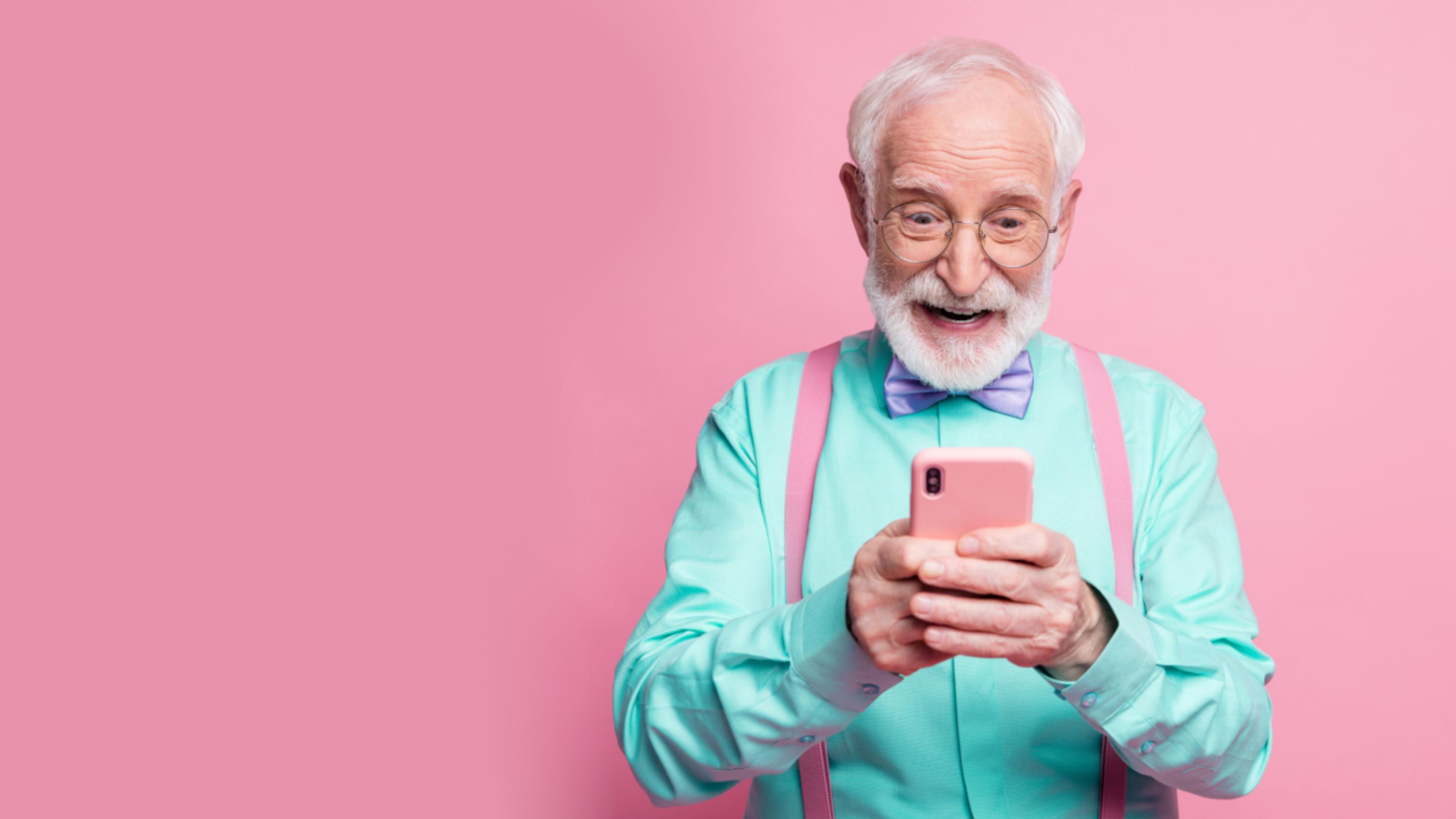 Senior vor pinkem Hintergrund mit Smartphone