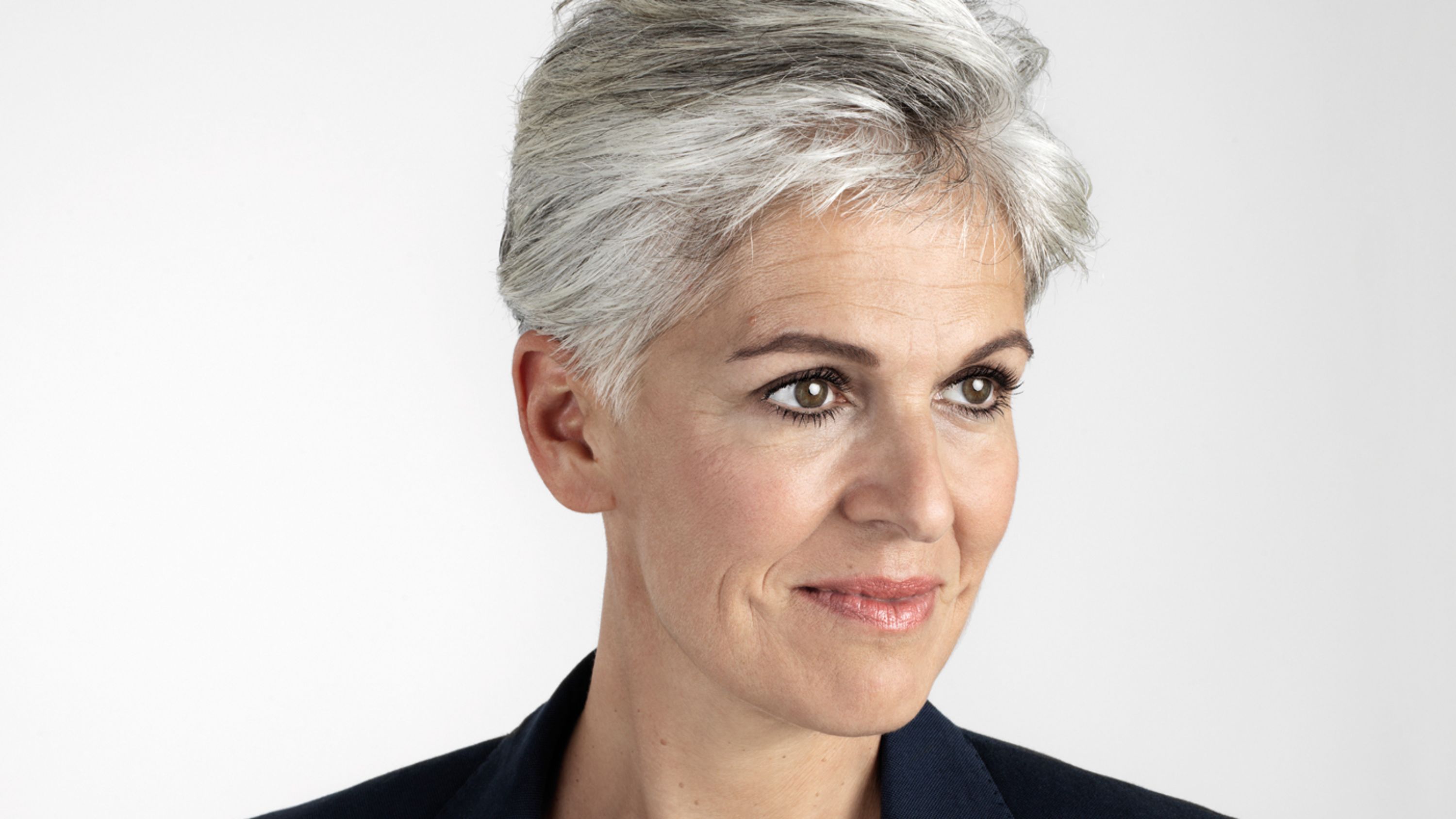 Une jeune senior heureuse de vivre