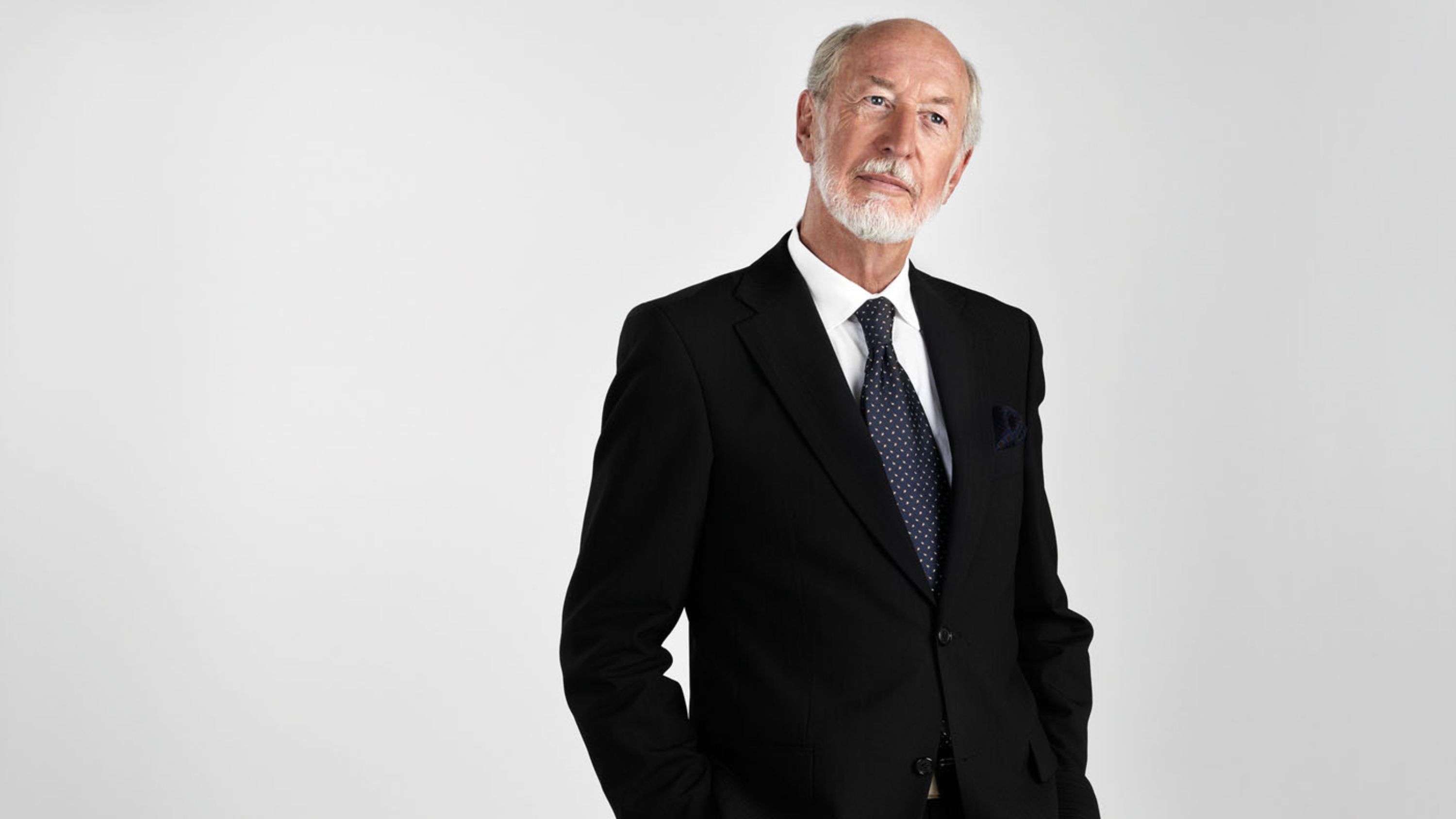 Senior Anzug nachdenklich