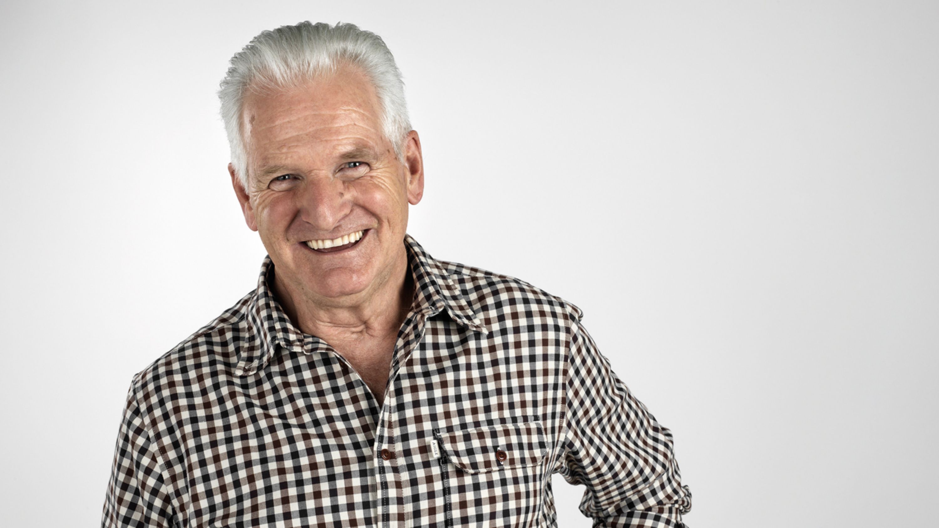 Un homme âgé sourit