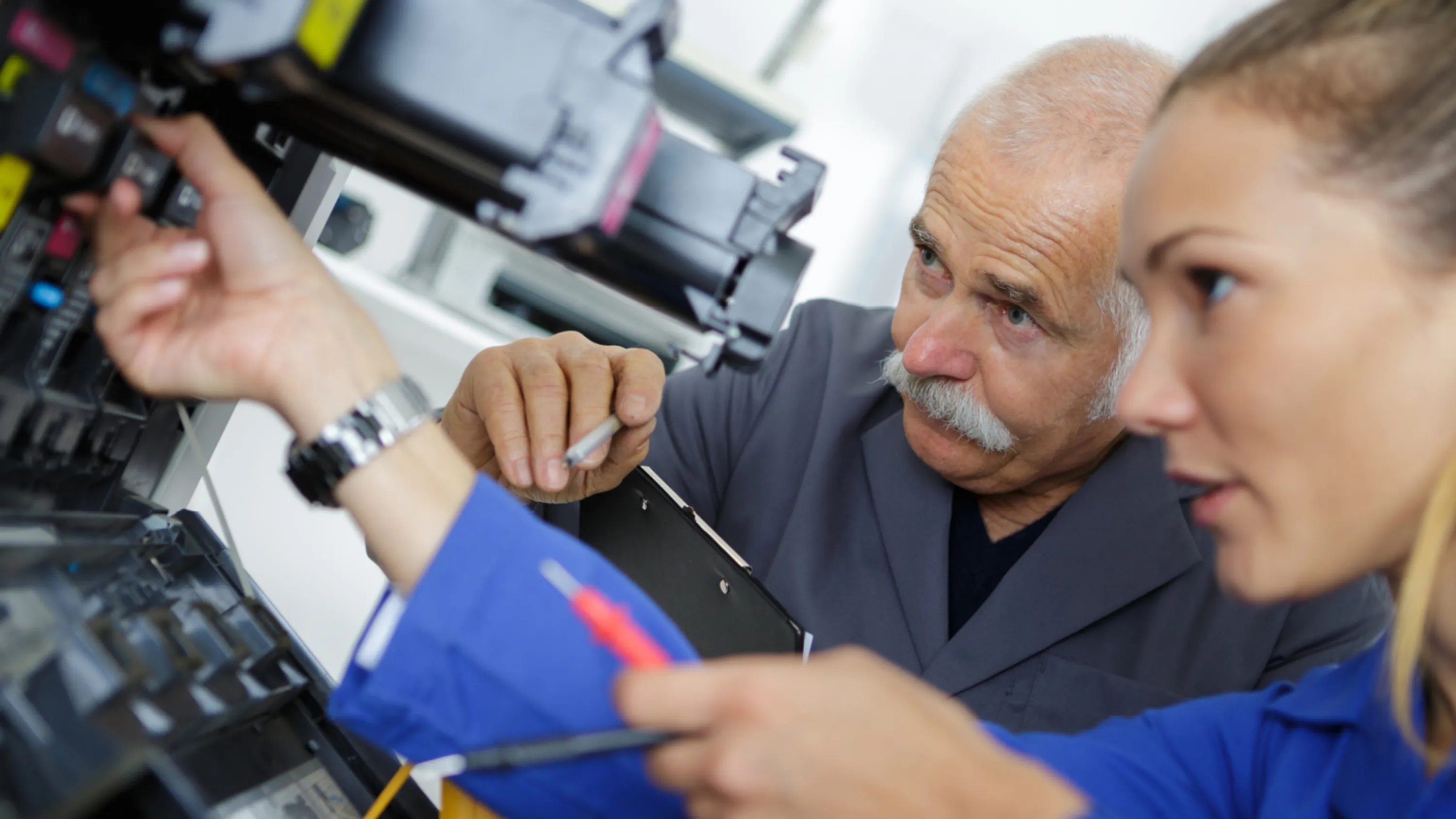 Un homme âgé continue à travailler pendant sa retraite.