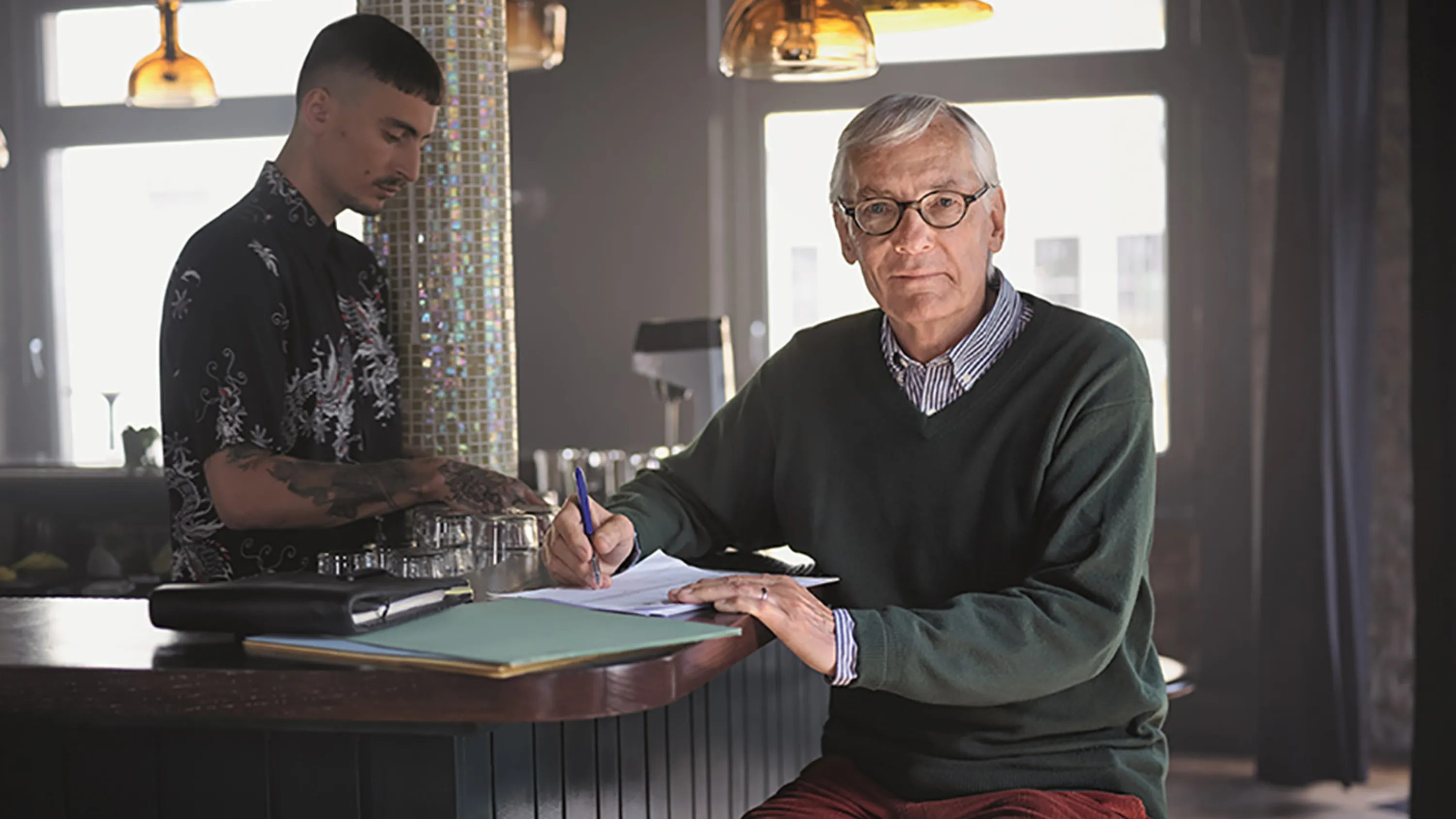 Ein pensionierter Treuhänder mit Stift und Papier 