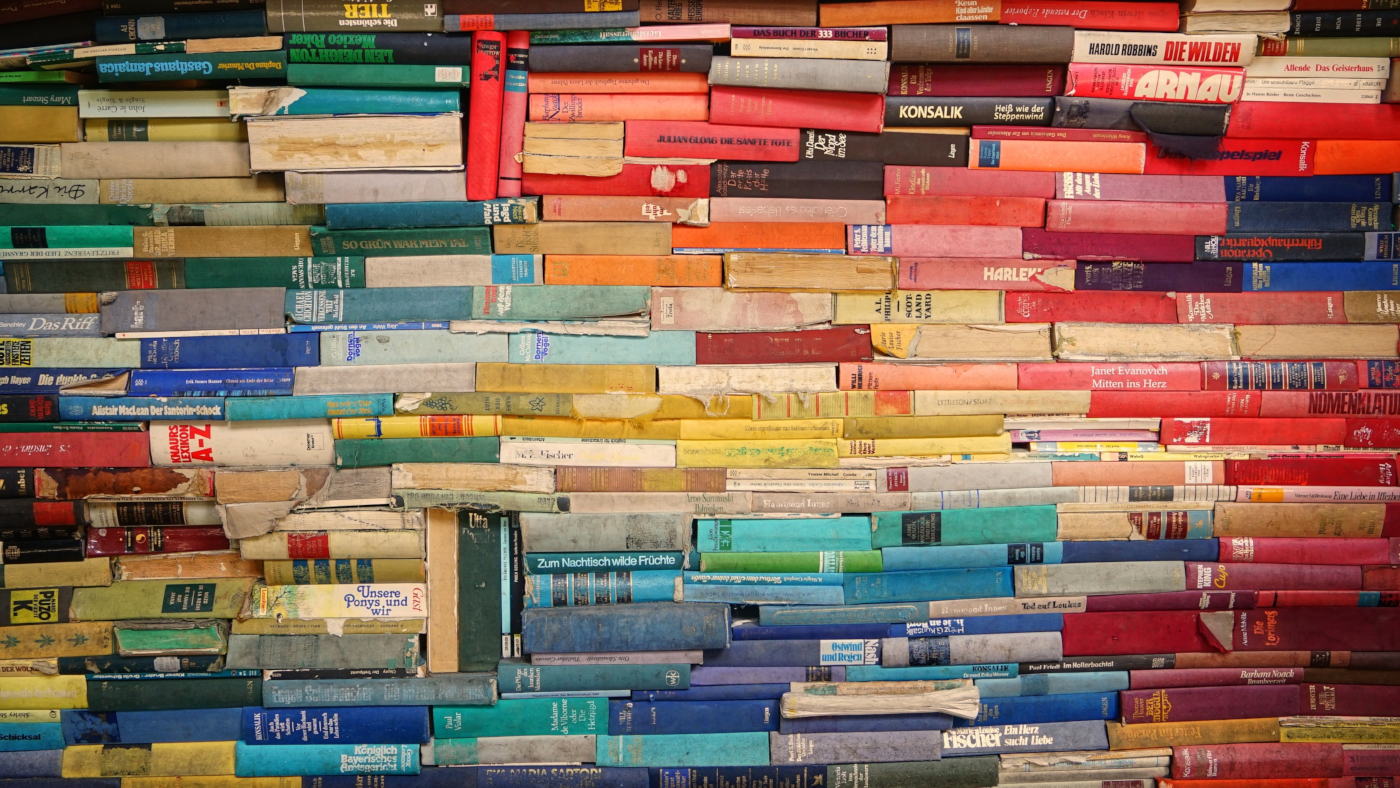 Viele Bunte Bücher bilden eine Wand aus Buchrücken