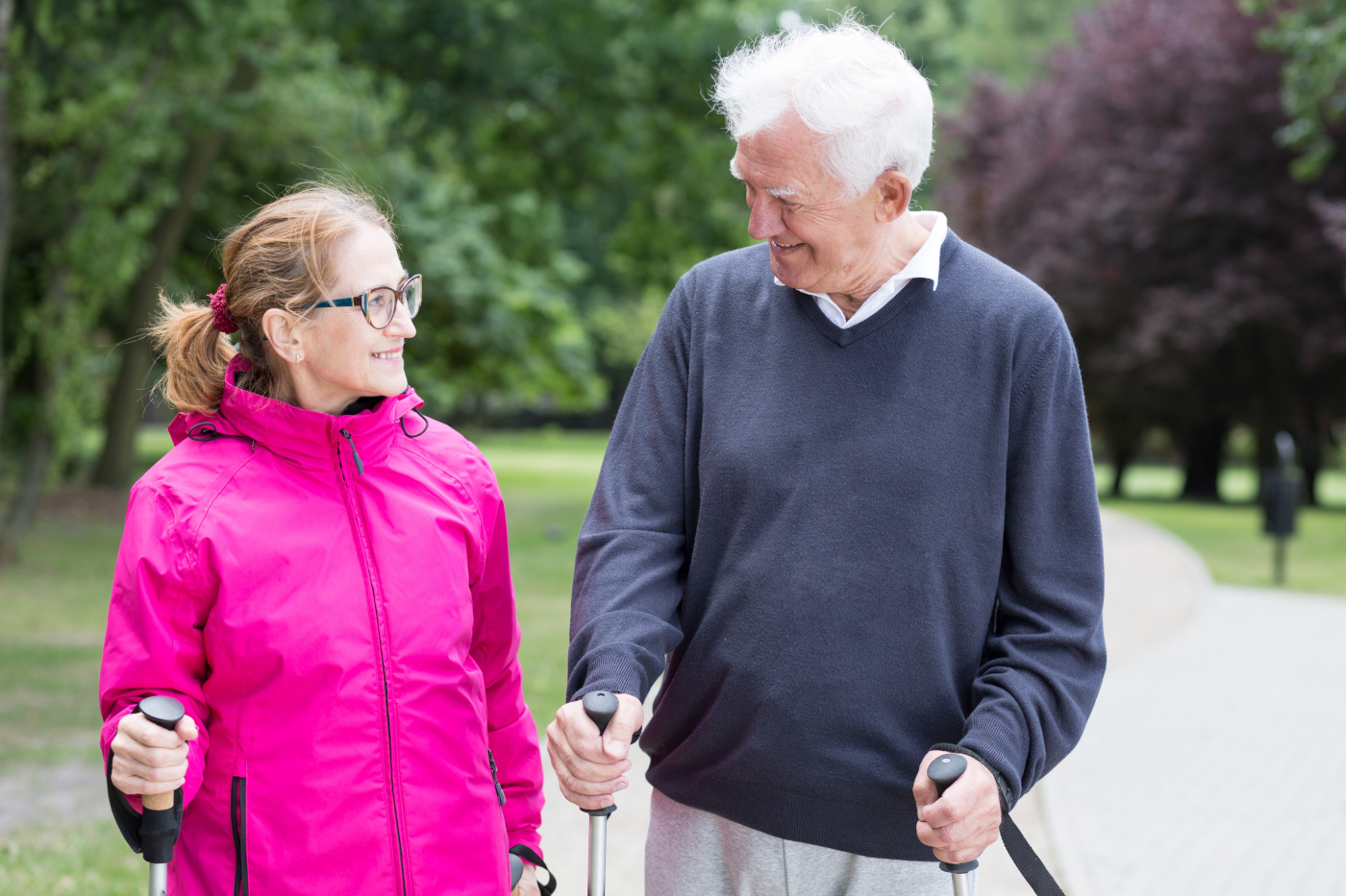 Zwei Seniorinen auf einem Spaziergang im Rahmen einer Bewegungspatenschaft
