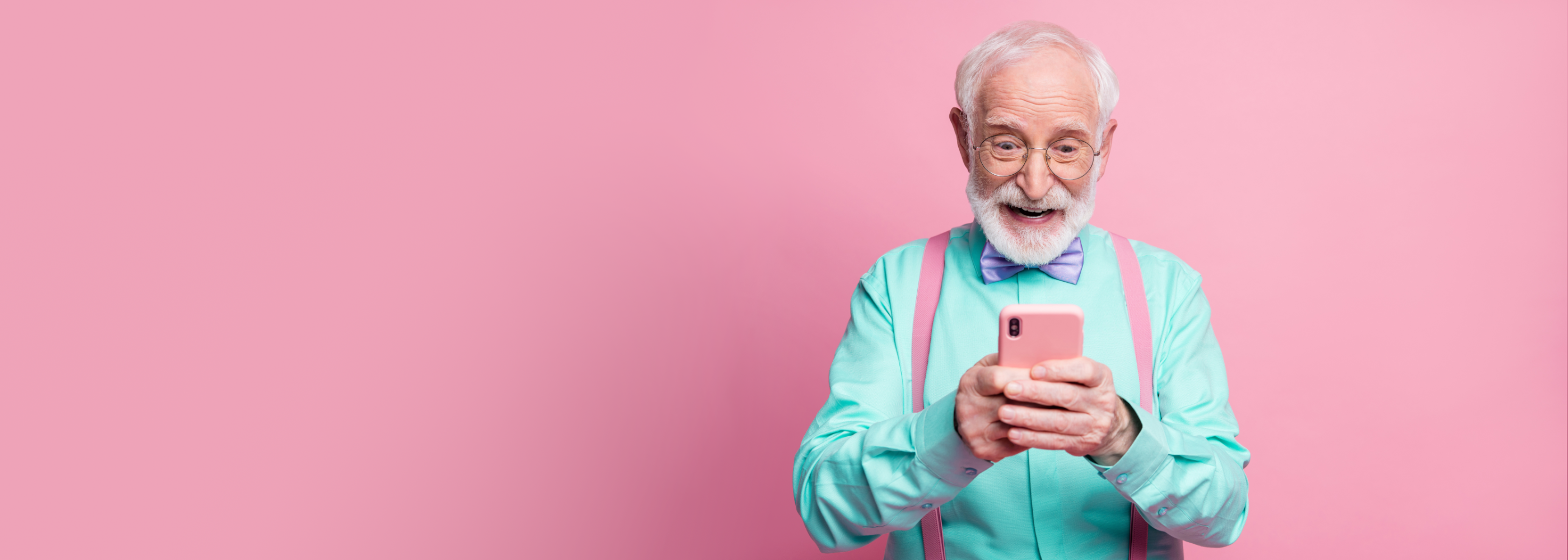Senior mit Smartphone vor pinkem Hintergrund